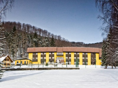 ZASNEŽENÝ AREÁL HOTELA 